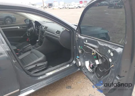 2017 Volkswagen Passat 1.8T R-Line z USA, uszkodzony, nr VIN 1VWDT7A36HC070264